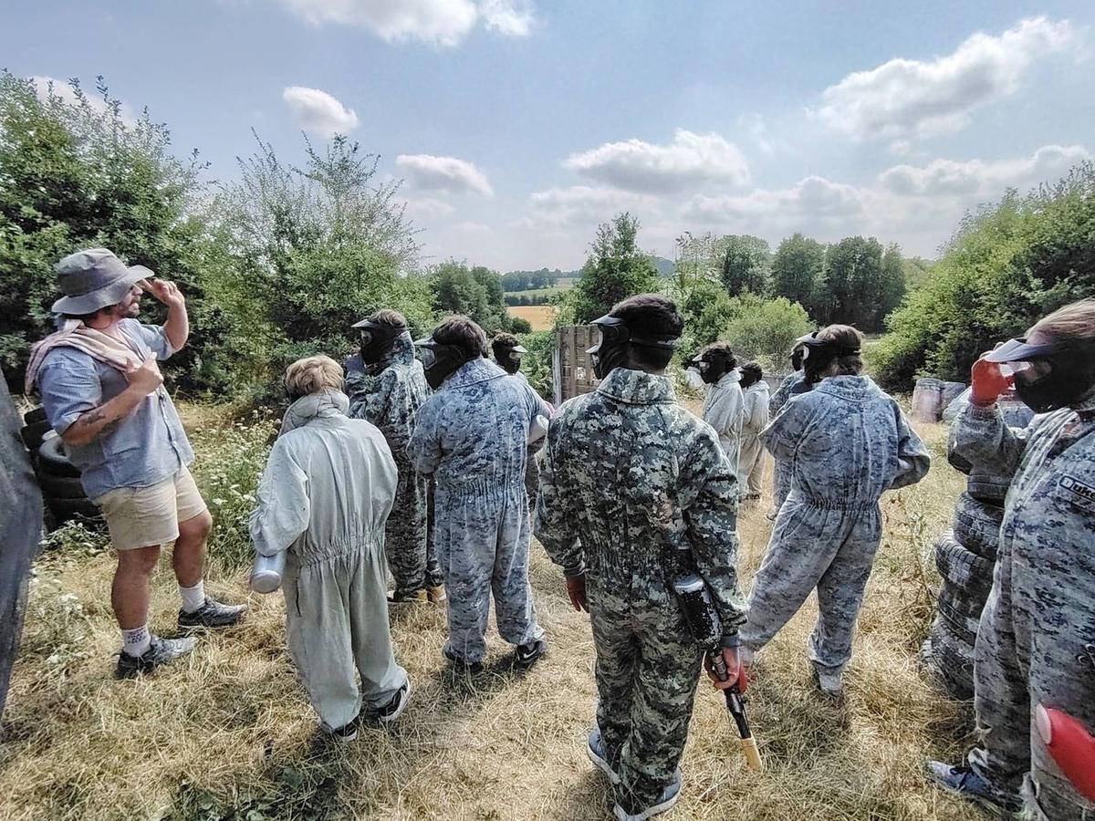 Briefing avant une partie sur le terrain Perche Paintball