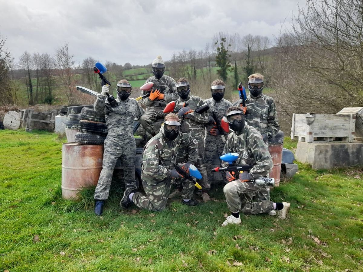 Groupe de joueurs equipes sur le terrain Perche Paintball