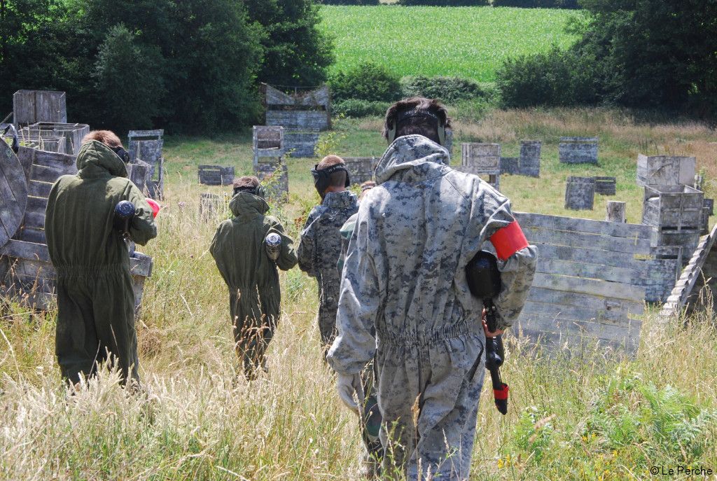 Joueurs progressant entre les bunkers du terrain Perche Paintball