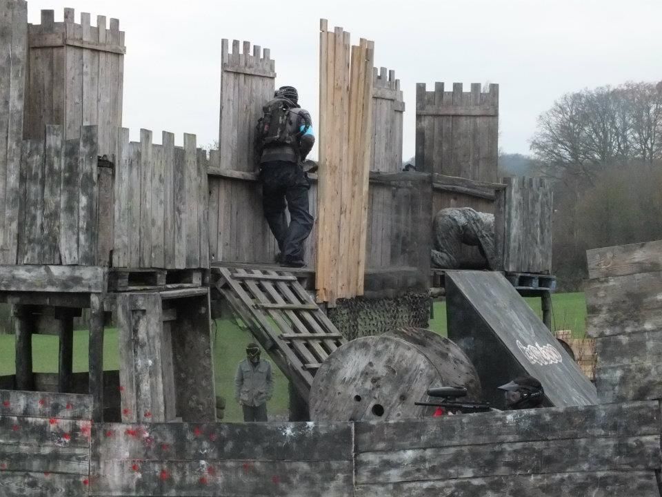 Structure en bois sur le terrain Perche Paintball